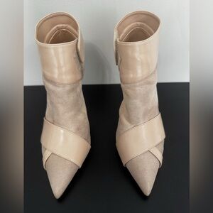 Women’s suede ankle boots in a beige color, W/ a pointed toe Size 7